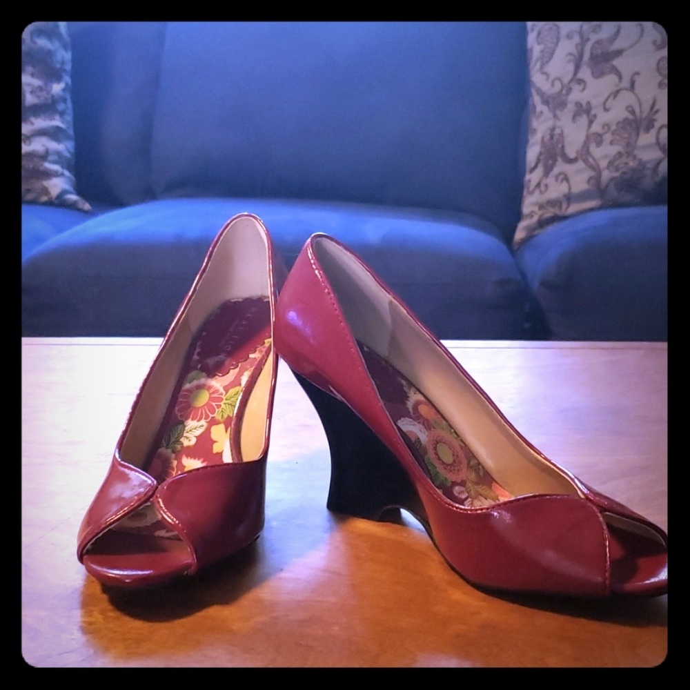 Super cute red open toed wedgesShiny